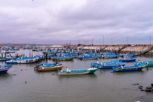 fiskebåtar i hamnen foto