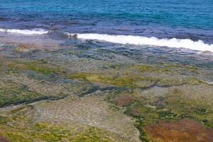 de Färg av vatten i de medelhavs hav i grund vatten. naturlig abstrakt bakgrund. foto