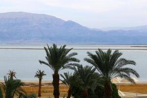de död- hav är en stängd, endorheisk kropp av vatten i de mitten öst mellan Israel och jordan. foto