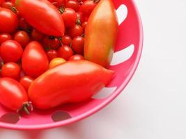 tomatgrönsaker i korgen foto