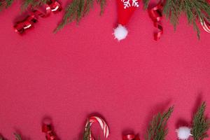 jul röd bakgrund med dekorativa element och gröna grenar platt låg kopia utrymme foto