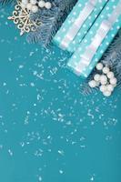god jul gratulationskort på en bakgrund av gåvor, bär och snö platt låg på en turkos bakgrund, vertikalt format