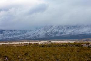 franklinbergen på västsidan av el paso, texas, täckta av snö med utsikt mot transbergsvägen foto