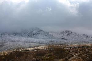 franklinbergen på västsidan av el paso, texas, täckta av snö med utsikt mot transbergsvägen foto