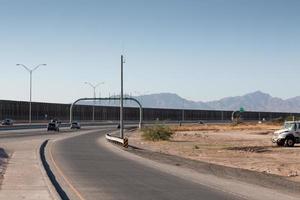 staket längs den amerikanska, mexikanska gränsen i el paso, texas foto