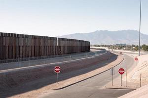 staket längs den amerikanska, mexikanska gränsen i el paso, texas foto