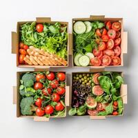 levereras friska livsmedel i leverans lådor, friska mat foto