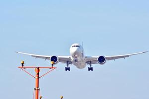 Warszawa, polen. 8 juni 2018. plan bara innan landning på de chopin flygplats. foto