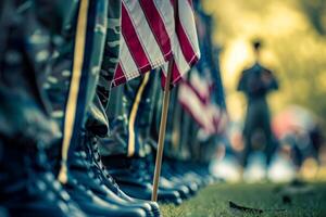 rad av soldater i kamouflage uniformer med amerikan flaggor stående på uppmärksamhet under militär ceremoni eller veteraner dag händelse. begrepp av patriotism, service, hedra och offra foto