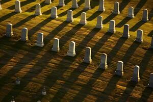 antenn se av rader av vit gravstenar i kyrkogård kyrkogård på solig dag gjutning lång skuggor foto