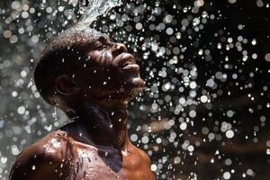 afrikansk man badning i vattenfall. en ögonblick av lugn och förfriskning foto