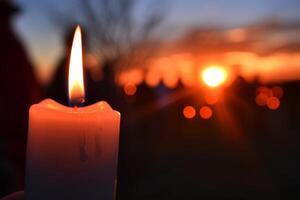 brinnande ljus i en kyrkogård på solnedgång foto