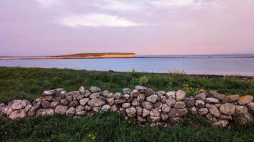 skön kust solnedgång landskap landskap av vild atlanten sätt på silverstrand strand, galway, Irland, natur bakgrund, tapet foto