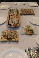 på de tabell i en sushi restaurang är en maträtt av traditionell japansk kök. foto