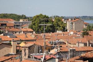 mantova Italien 10 09 2023 . röd kaklade tak i de stad av mantua. foto