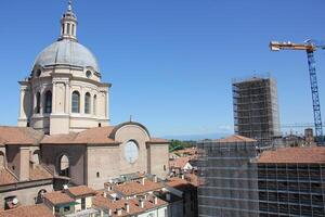 mantova Italien 10 09 2023 . röd kaklade tak i de stad av mantua. foto