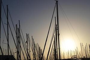 master i de hamn mot de blå himmel. foto