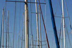 master i de hamn mot de blå himmel. foto