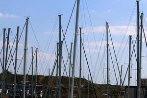 master i de hamn mot de blå himmel. foto