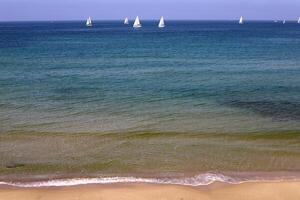 sandig strand på de stränder av de medelhavs hav i nordlig israel. foto