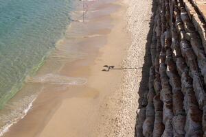 sandig strand på de stränder av de medelhavs hav i nordlig israel. foto