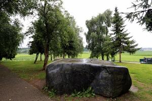 stenar i en stad parkera på de stränder av de medelhavs hav. foto