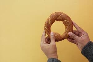 hand innehav en turkiska bagel simit foto