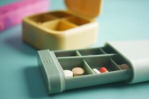närbild av medicinska piller i en piller box på bordet foto