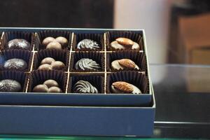 ljuv choklad godis i en låda visning på affär foto