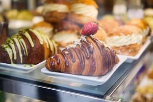 färsk bakad croissant i en bageri foto