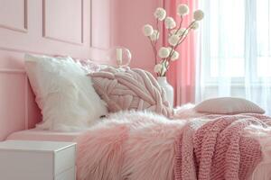 en ung flickans sovrum med en mjuk rosa päls filt på en vit säng ram, dekorativ kuddar och en solig atmosfär. foto