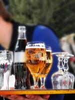 glas av öl på ett utomhus- restaurang foto