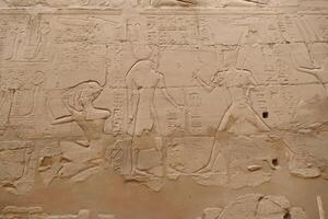 hieroglyphics på massiv kolonner av karnak foto