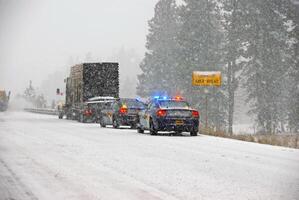 polis bilar sluta till hjälpa foto