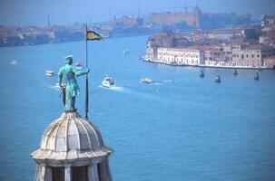 kupol och staty av kyrka av san giorgio maggiore foto