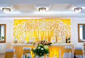 registrering av en bröllop eller bankett hall i gul toner foto