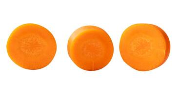 topp se uppsättning av färsk orange morot skivor spridning isolerat på vit bakgrund med klippning väg foto