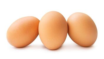 främre se av tre färsk brun kyckling ägg i stack isolerat på vit bakgrund med klippning väg foto