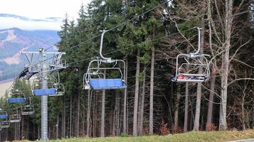 ukraina, bukovel - 20 november 2019. höstvy över skidorten med en stollift mot bakgrund av höstens bergssluttningar och infrastrukturen under uppbyggnad av en vinterskidort. foto