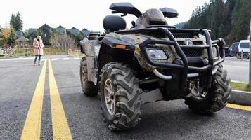 ukraina, bukovel - 20 november 2019. foto av en kamouflagegrön suv. en serie bilder från olika vinklar. fyrhjulig terrängfordon, cykel. bergsutflykter för turister.