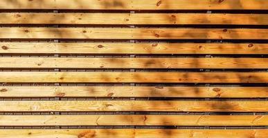 naturliga bruna trä planka linjer ordna mönster textur bakgrund. sömlös trästruktur av golv eller trottoar, träpall. foto