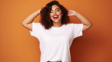 glad ung latinamerikan plus storlek kropp positiv kvinna kvinna flicka 30s i vit tom design tillfällig t-shirt Framställ Färg bakgrund studio porträtt, ai foto