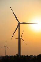 väderkvarn eller vind turbin bruka mot Sol stiga himmel, eco grön energi, förnybar energi foto