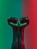 svart herr- nävar hölls upp med grön och röd lutning färger. svart historia, slaveri , frihet bakgrund. foto