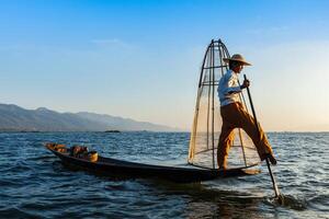 burmesisk fiskare vid Inlesjön, Myanmar foto