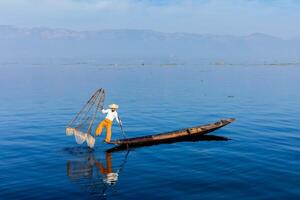 burmesisk fiskare vid Inlesjön, Myanmar foto