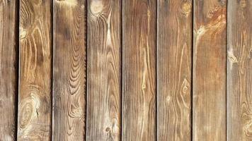 brun bakgrund från en vertikal bräda. naturlig bakgrund av bruna brädor. panel av trä. trästruktur med ett vackert naturligt mönster. foto
