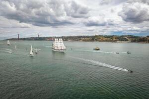 lång fartyg segling i tagus flod. Lissabon, portugal foto