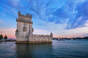 belem torn på de Bank av de tagus flod i skymning efter solnedgång. Lissabon, portugal foto