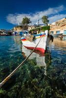 fiske båtar i hamn i fiske by av mandrakia, milos ö, grekland foto